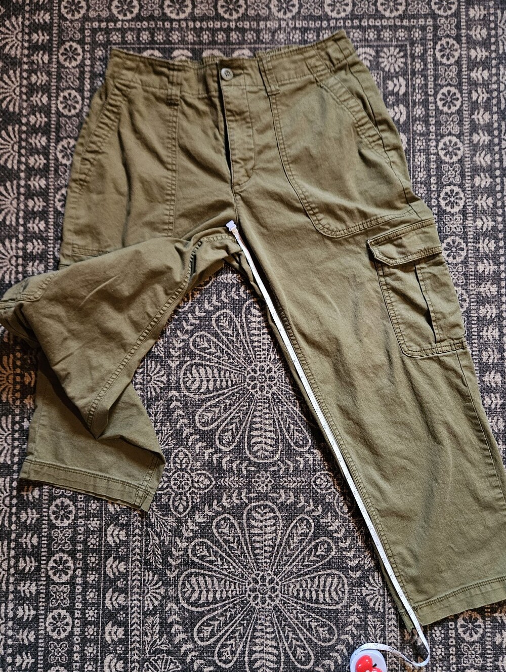 Old Navy Olive Green Cargo Crop Pants - Picture 4 of 7